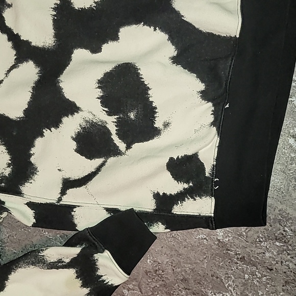 Nike. Embroidered. Crewneck. Streetwear. Women's Size Medium - Picture 5 of 16